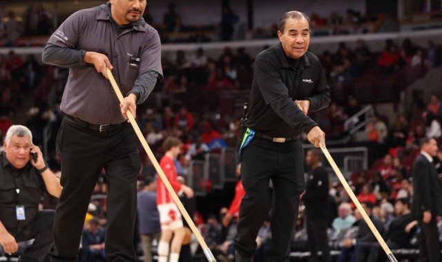 苦等2小时，官方：公牛主场对热火一战因球场出现水渍而延期